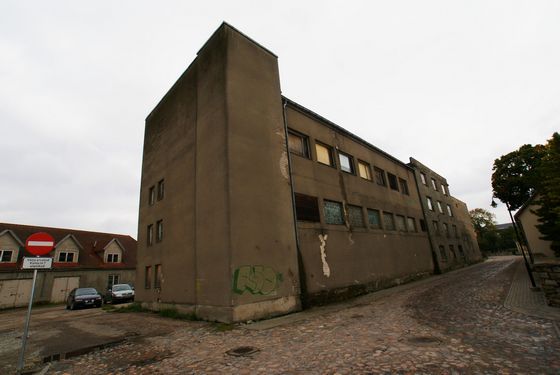 042